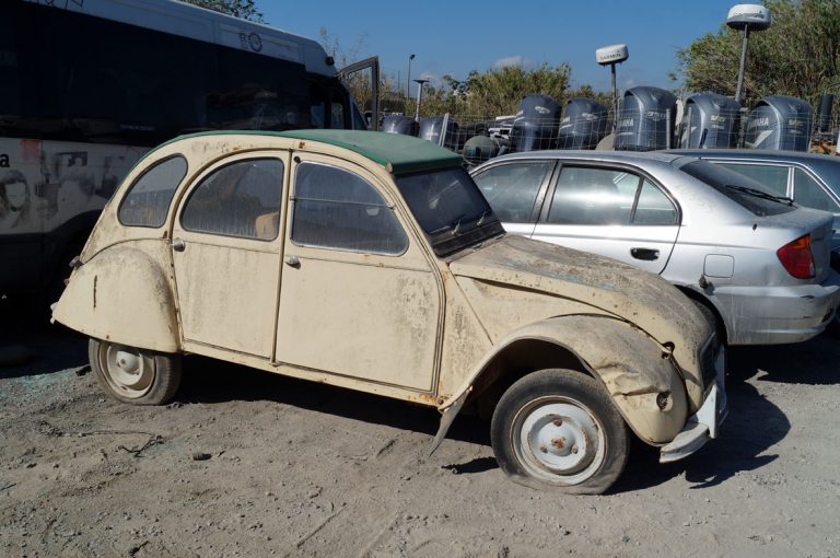 El veterano Citroën 2CV que reposa en Autodesguace CAT La Mina