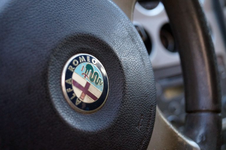 La Cruz de San Jorge y el Escudo de Armas de la Casa de los Visconti, así es el Escudo de Alfa Romeo