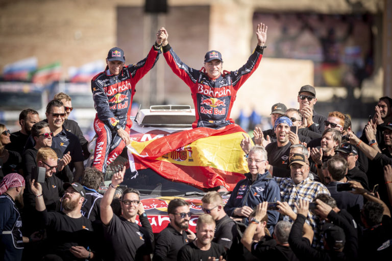 Carlos Sainz y Lucas Cruz con Mini imparables en el desierto Saudí