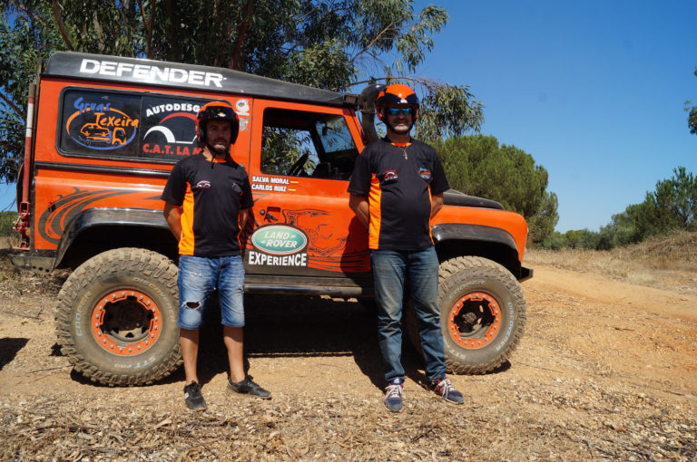 De izquierda a derecha Carlos Ruiz y Salvador Moral con Land Rover Defender.