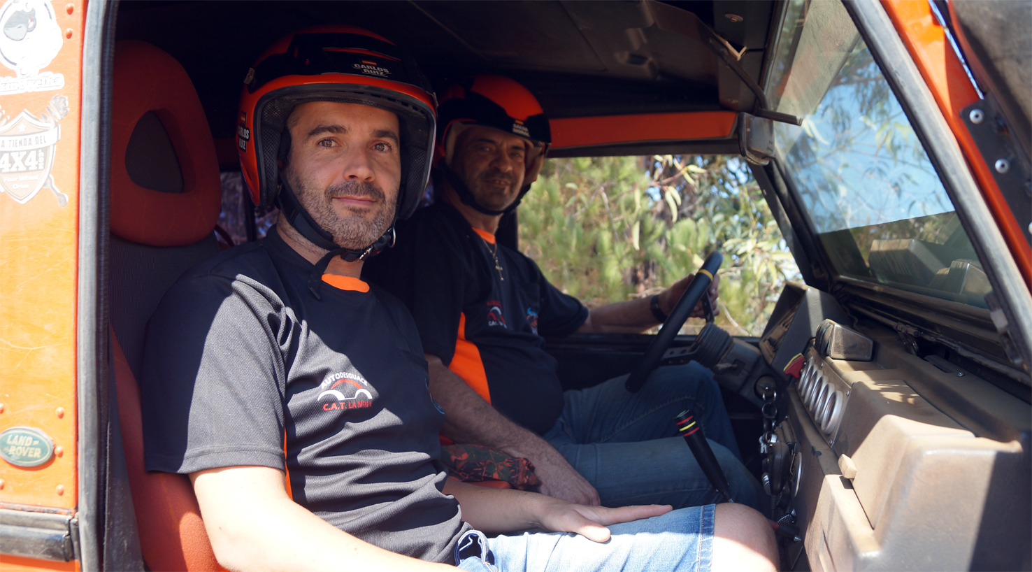 Carlos Ruiz y Salvador Moral, con Land Rover Defender, del equipo La Mina 4x4 Extreme.