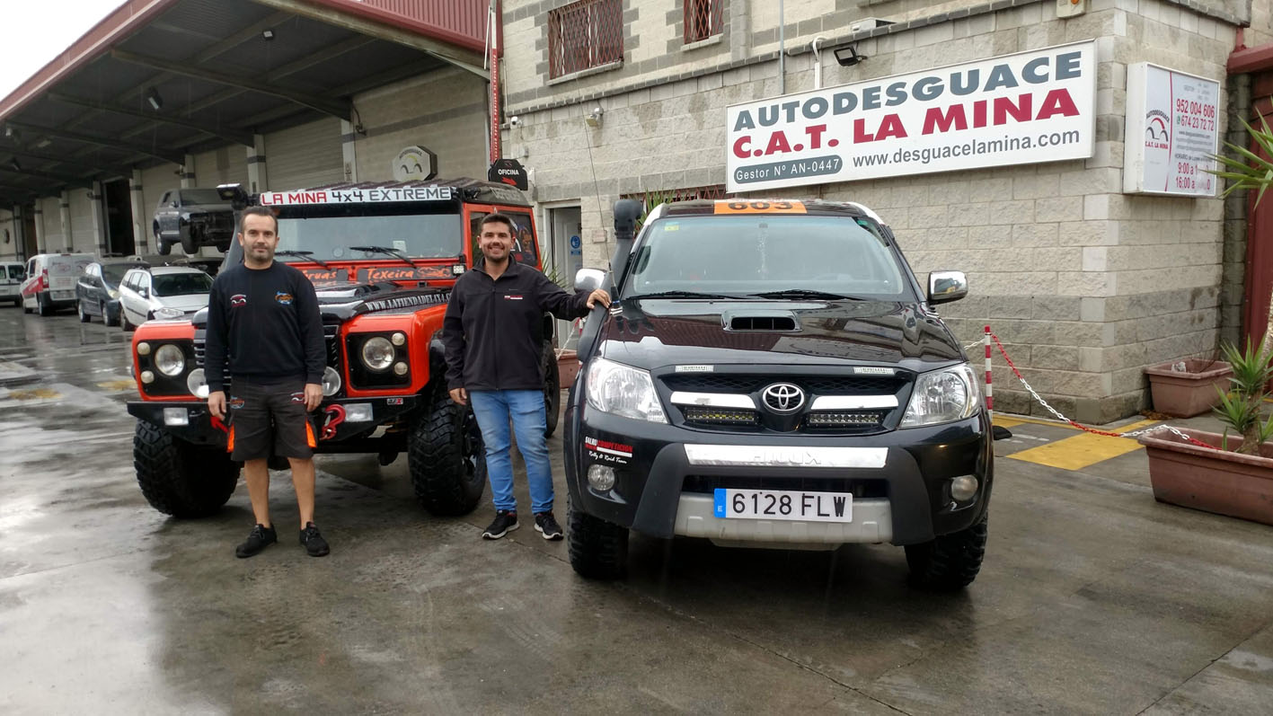 Carlos Ruiz y Salvador Rubén Serrano junto a los vehículos con los que participarán en el Rally de Cuenca Todo Terreno.