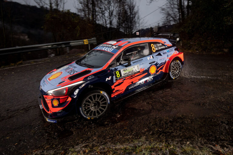 Toyota, con Yaris WRC, lidera el Rally de Monza, seguido muy de cerca por los pilotos de Hyundai