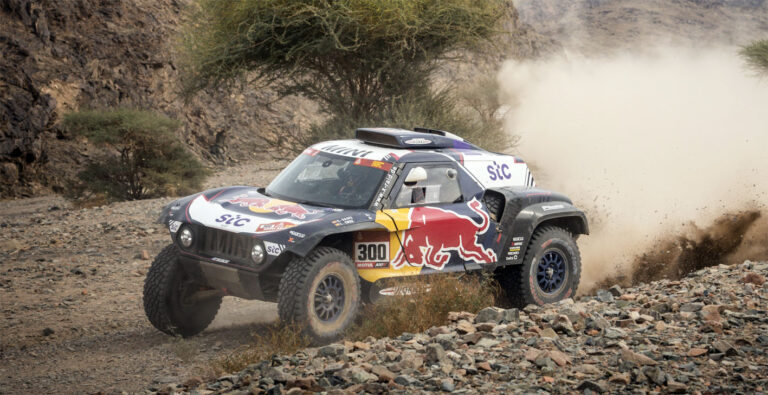 A falta de una etapa para el final Carlos Sainz se acerca al podio en el Dakar 2021