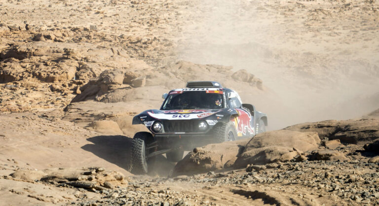 En la tercera etapa del Dakar Carlos Sainz pierde más de 30 minutos por un error de navegación