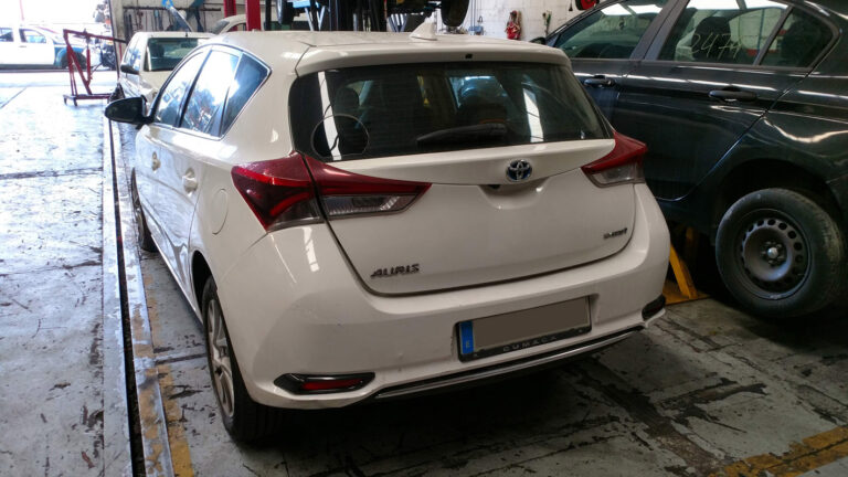 Toyota Auris Hybrid en Autodesguace CAT La Mina.