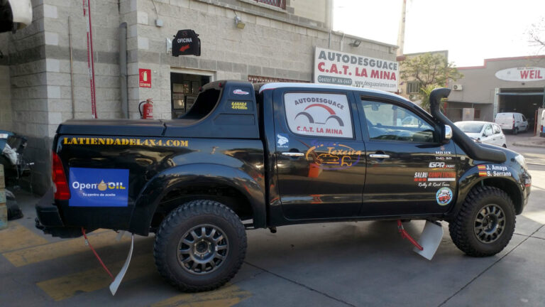 Toyota Hilux del equipo Team Salru en Autodesguace CAT La Mina.