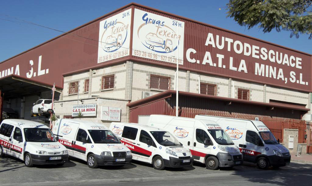 Flota de vehículos de reparto en Autodesguace CAT La Mina.