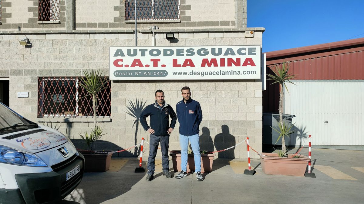 Carlos Ruiz, izquierda, y Antonio Zambrana, en Autodesguace CAT La Mina.