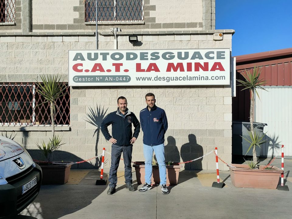 Carlos Ruiz, izquierda, y Antonio Zambrana, en Autodesguace CAT La Mina.