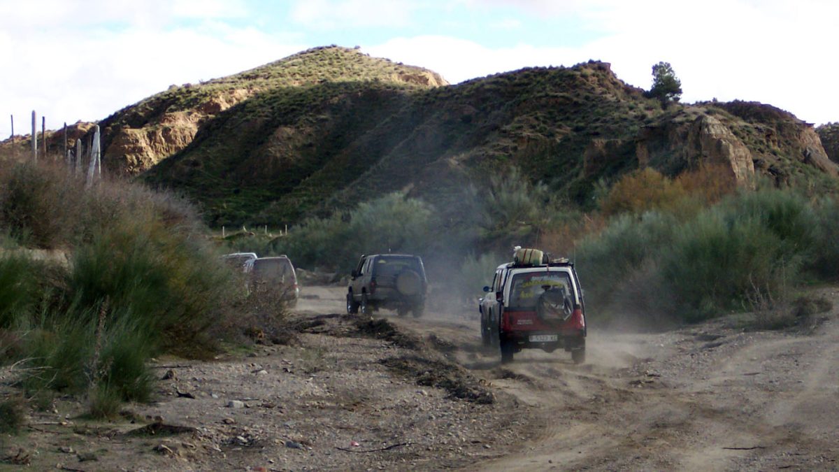 Todoterrenos de ruta por el desierto de Guadix.
