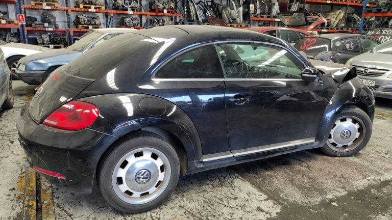 Volkswagen New Beetle en Autodesguace CAT La Mina.