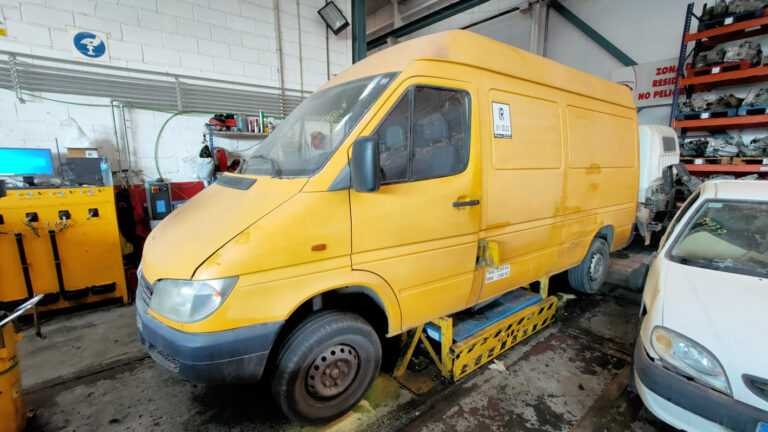 Mercedes Sprinter en Autodesguace CAT La Mina.