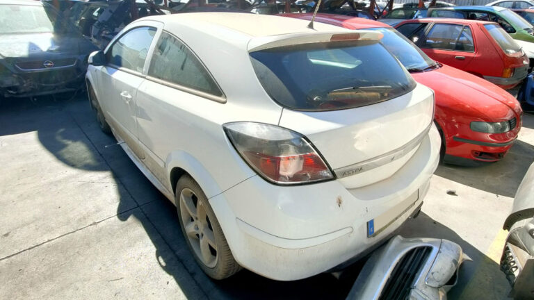 Opel Astra en Autodesguace CAT La Mina.