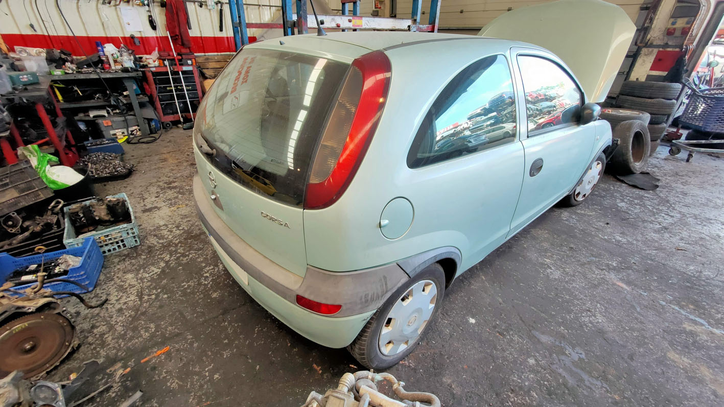 Opel Corsa 3 puertas en Autodesguace CAT la Mina.