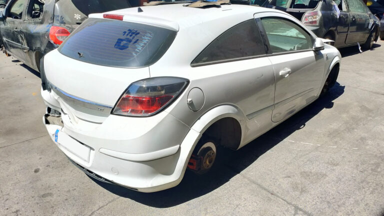 Opel Astra GT en Autodesguace CAT La Mina.