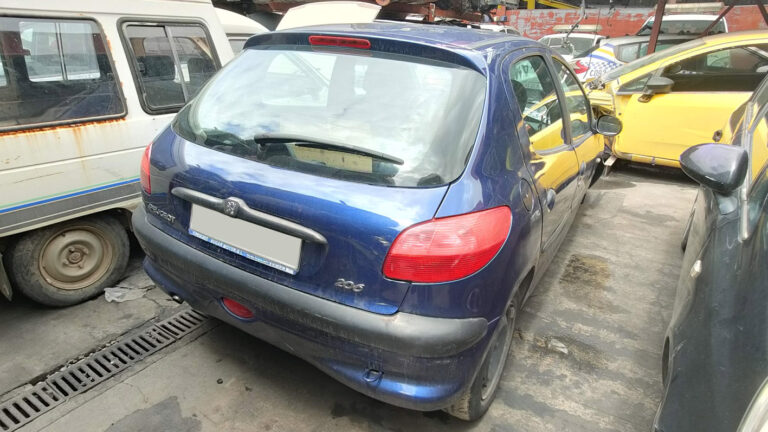 Peugeot 206 azul en Autodesguace CAT La Mina.