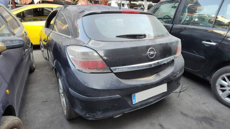 Opel Astra GTC en Autodesguace CAT La Mina.