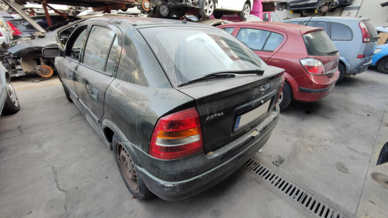 Opel Astra Sedán en Autodesguace CAT La Mina.