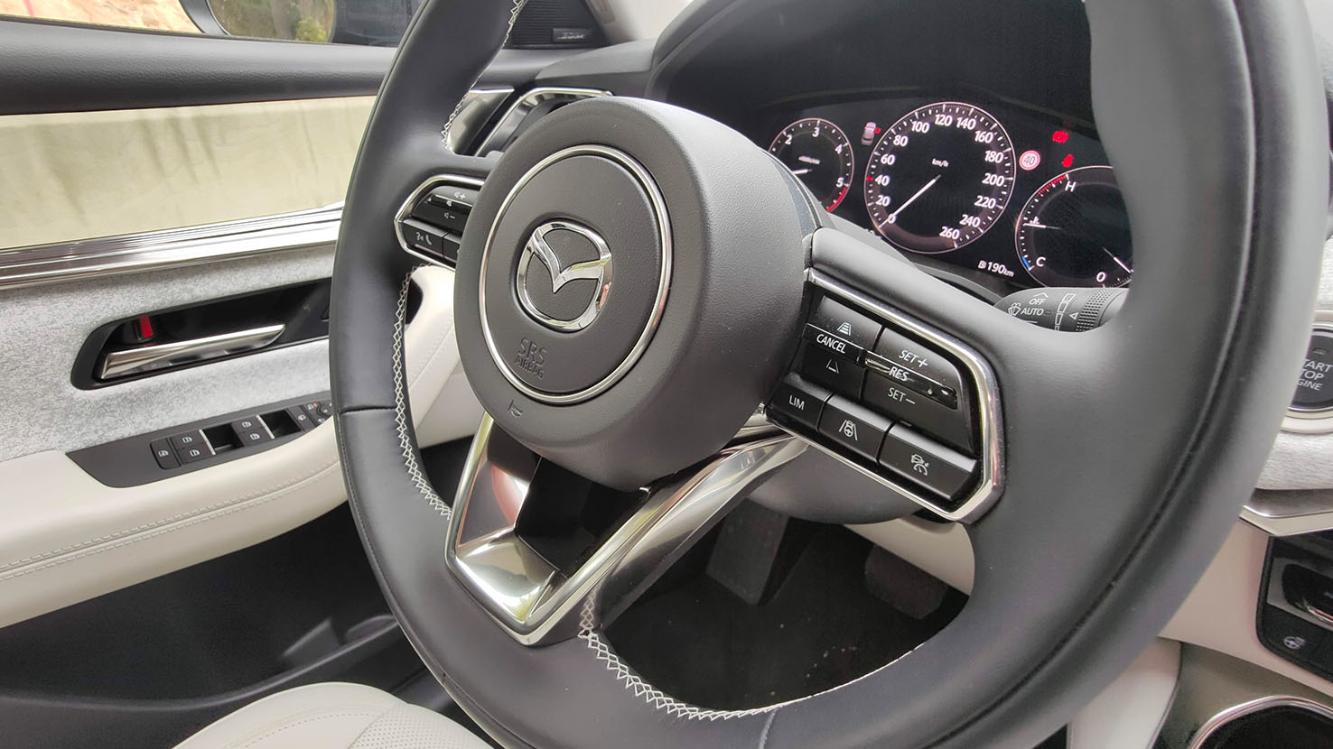 Volante Mazda CX-30.