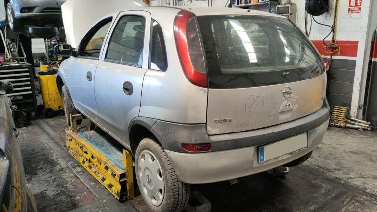 Opel Corsa en Autodesguace CAT La Mina.
